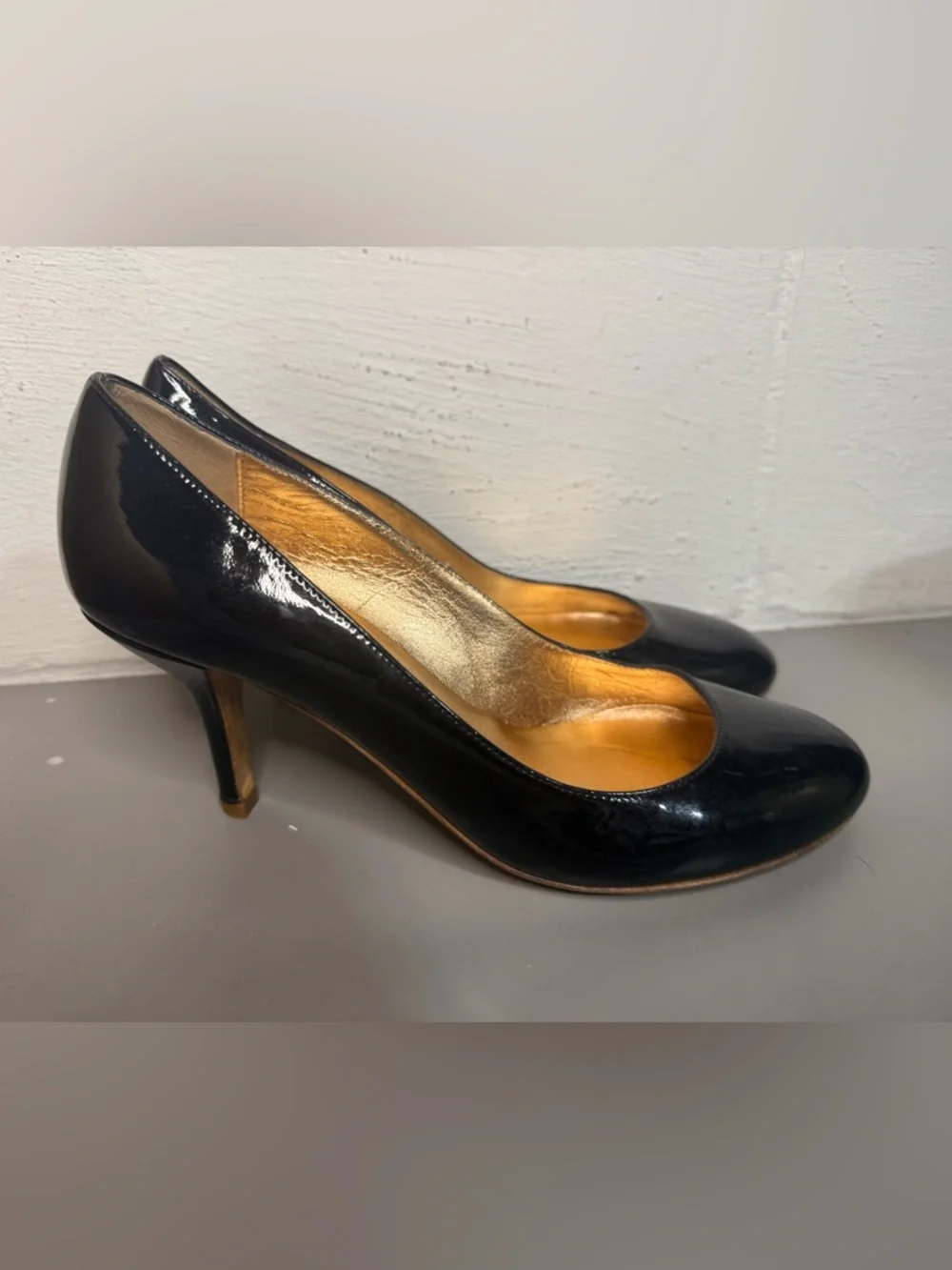 Women's Black Patent Leather Mid-Heel Pumps - Picture 2 of 8